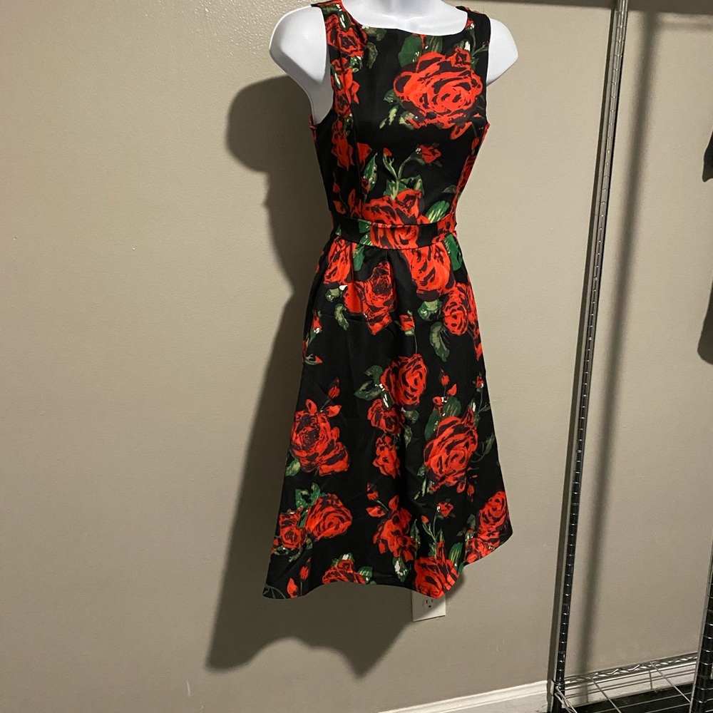 Rose covered dress, knees length. - Picture 3 of 4
